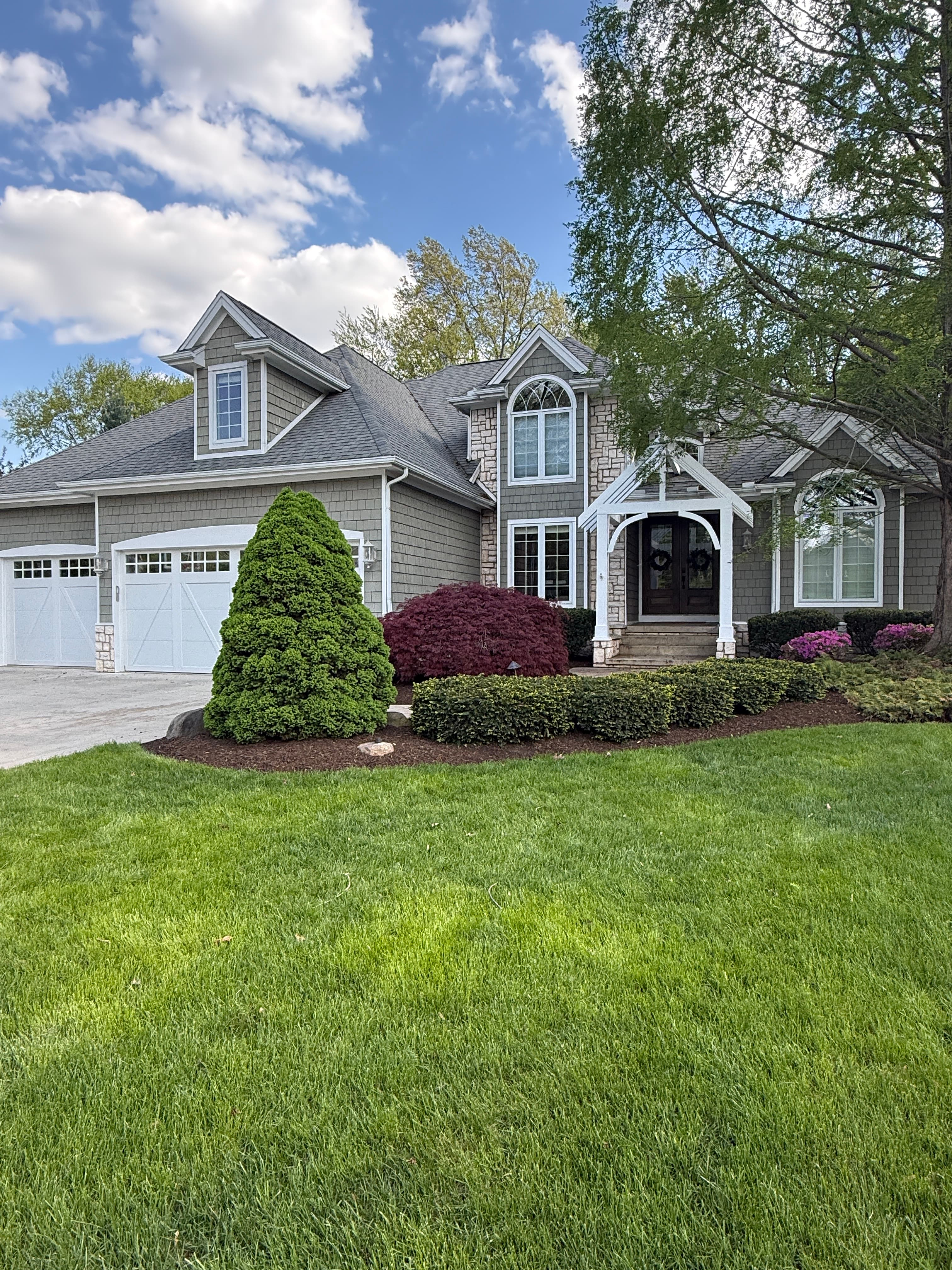 1379 Castlebury Dr — Executive Housing
